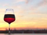 Calice di vino rosso al tramonto